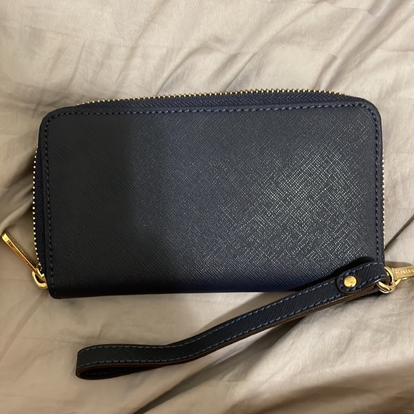 Michael Kors Wallet (phone/card) - Picture 4 of 4